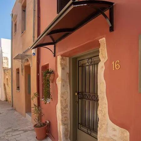 Old Town House With Jacuzzi And Yard,4ppl 度假居 干尼亞