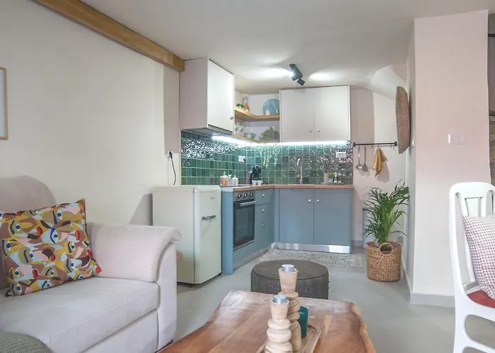 Old Town House With Jacuzzi And Yard,4ppl