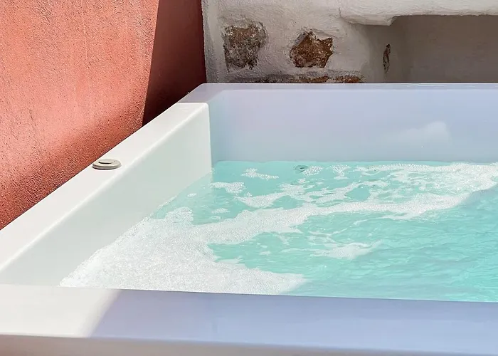 Old Town House With Jacuzzi And Yard,4ppl *