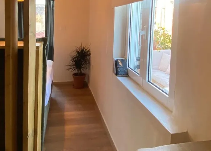 Dom wakacyjny Old Town House With Jacuzzi And Yard,4ppl