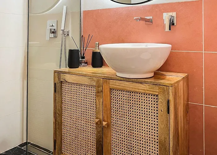 Dom wakacyjny Old Town House With Jacuzzi And Yard,4ppl