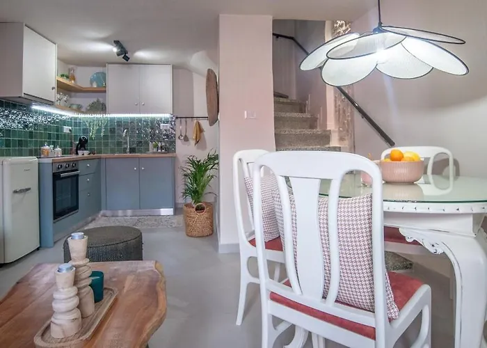 Old Town House With Jacuzzi And Yard,4ppl *