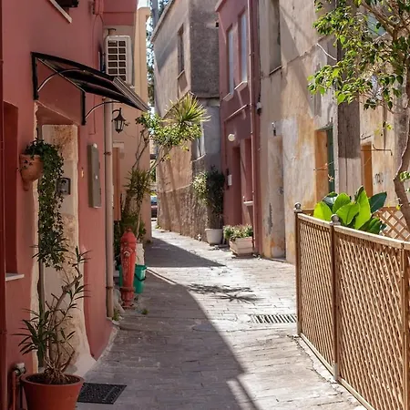 Old Town House With Jacuzzi And Yard,4ppl La Canée