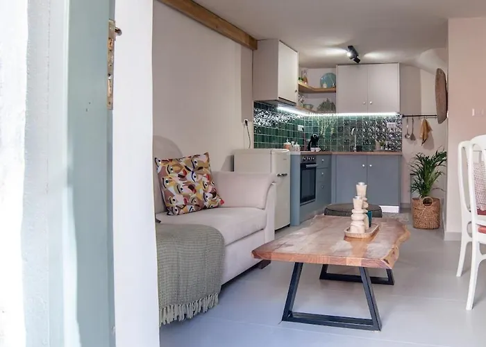 Дом отдыха Old Town House With Jacuzzi And Yard,4ppl