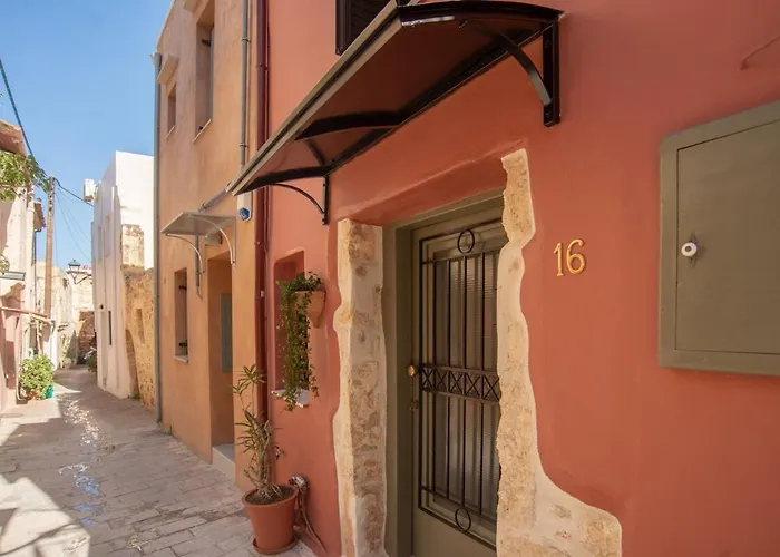 Old Town House With Jacuzzi And Yard,4ppl Дом отдыха Ханья